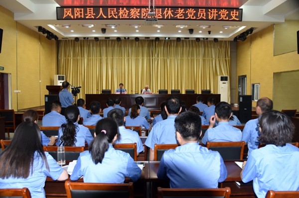 退休检察长讲党史。郝万婷 摄_副本.jpg