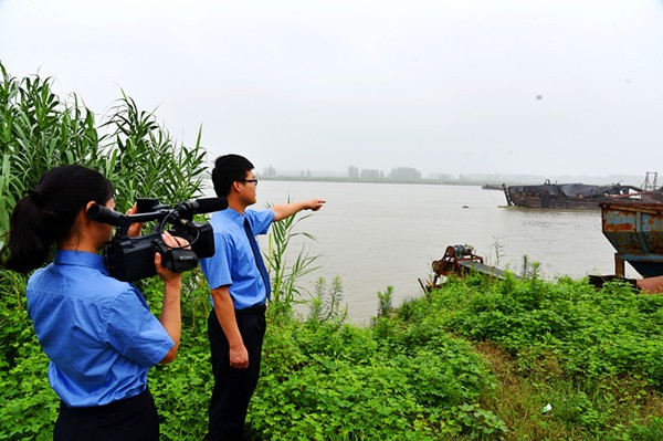 7.11勘查采砂设备。吴长忠 摄_副本.jpg