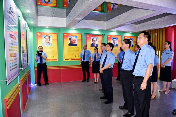 学习相关廉政纪律规定。王竞 摄.jpg