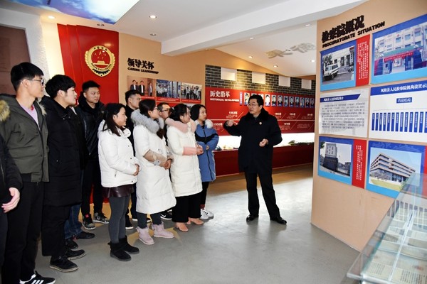 介绍检察院发展史。郝万婷 摄.jpg