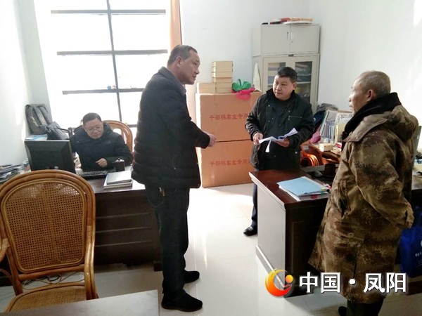 工作人员办理业务现场 - 600.jpg