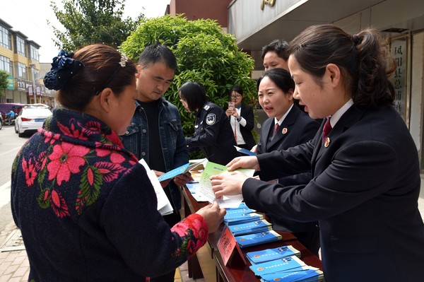 讲解相关法律知识。王竞 摄.jpg