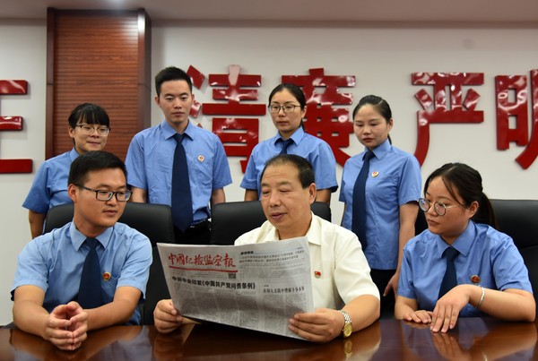 领学《中国共产党问责条例》。郝万婷 摄.jpg