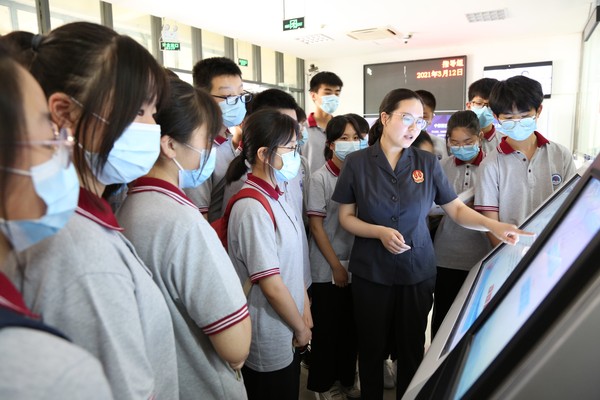 组织青少年学生参观诉讼服务中心工作.JPG